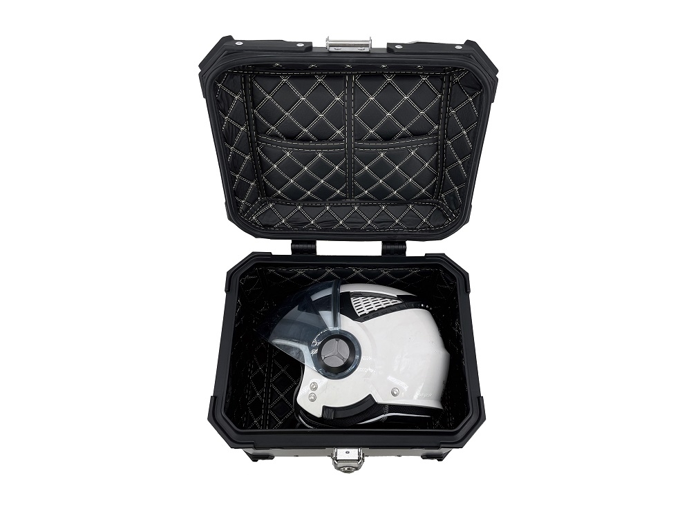 GPR TECH TOP CASE ALPI-TECH 26 LT. PRETO Top Case Alpi-Tech em alumínio, cor preta com placa universal incluída Capacidade Litros 26