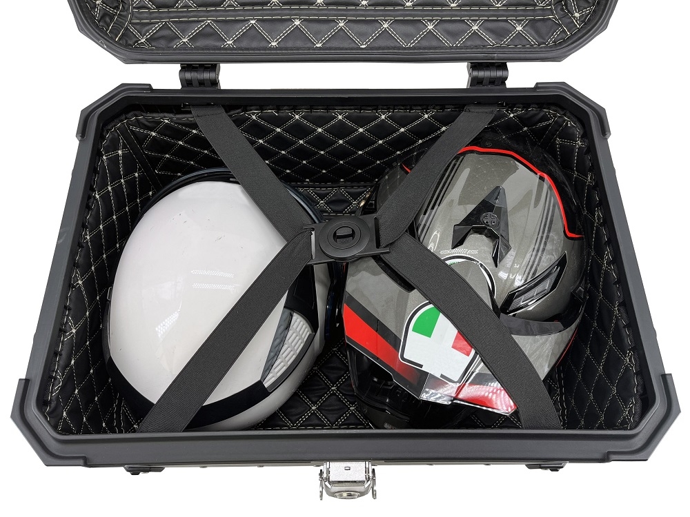 GPR TECH TOP CASE ALPI-TECH 55 LT PRETO Top Case Alpi-Tech em alumínio,  encosto macio incluído, cor preta com placa universal incluída Capacidade Litros 55