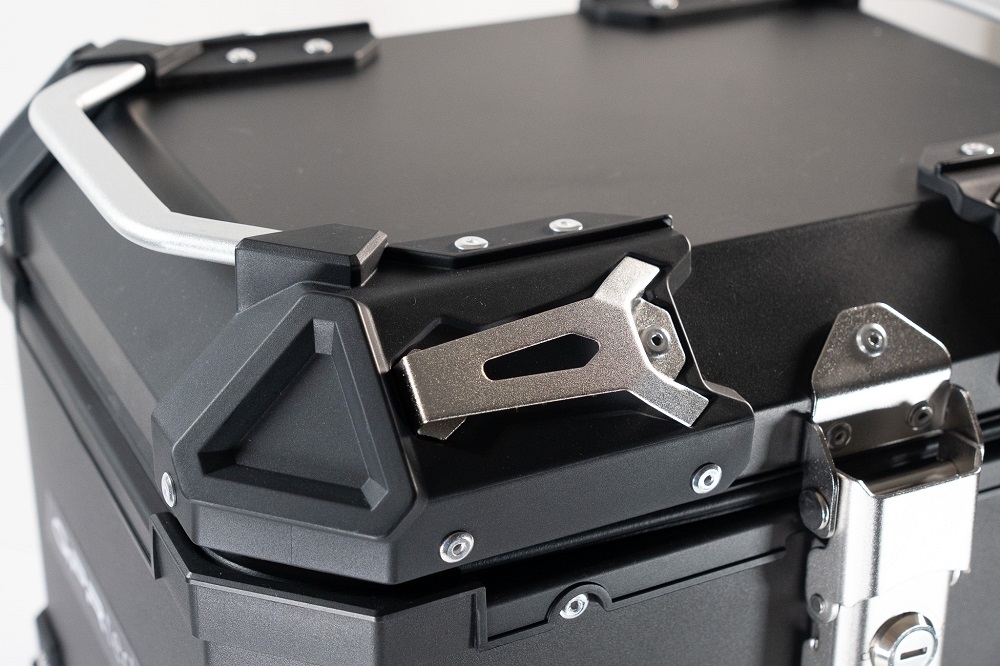 GPR TECH TOP CASE ALPI-TECH 35 LT. PRETO Top Case Alpi-Tech em alumínio,  encosto macio incluído, cor preta com placa universal incluída Capacidade Litros 35