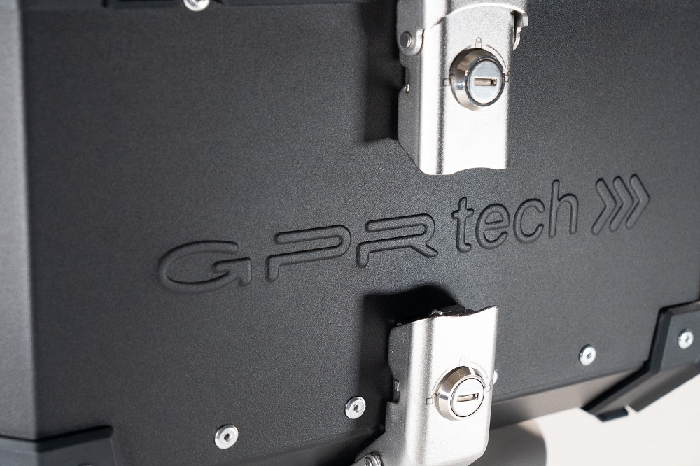 GPR TECH TOP CASE ALPI-TECH 35 LT. PRETO Top Case Alpi-Tech em alumínio,  encosto macio incluído, cor preta com placa universal incluída Capacidade Litros 35