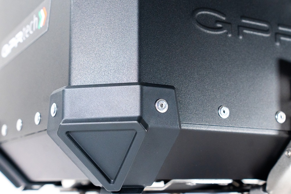 GPR TECH TOP CASE ALPI-TECH 35 LT. PRETO Top Case Alpi-Tech em alumínio,  encosto macio incluído, cor preta com placa universal incluída Capacidade Litros 35