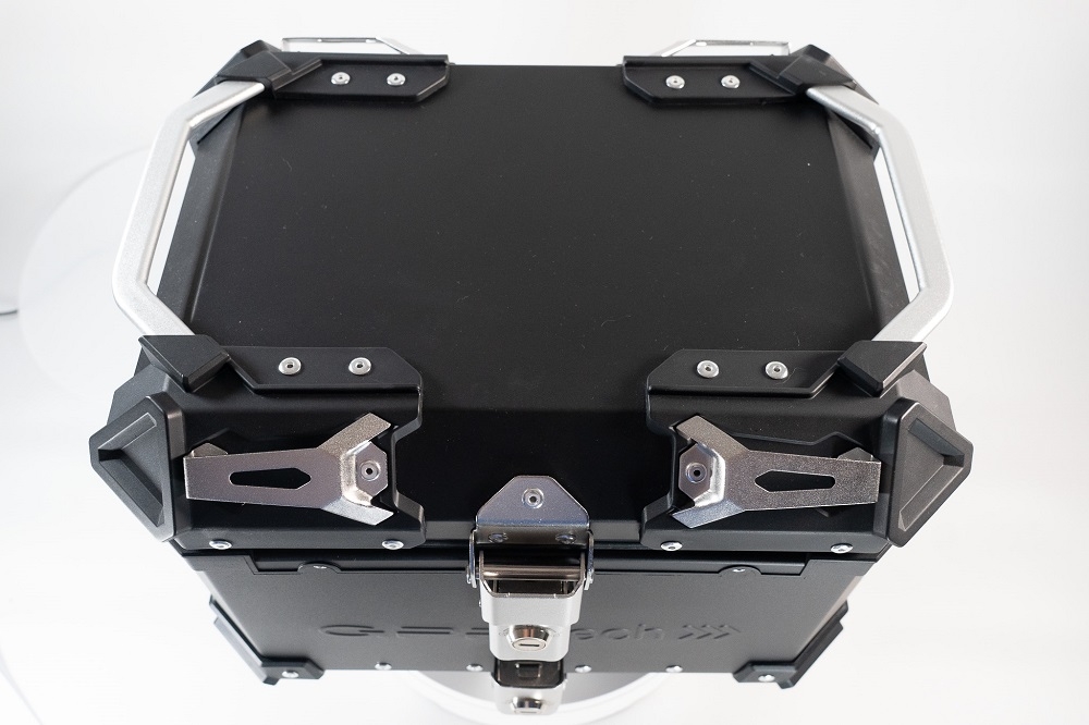 GPR TECH TOP CASE ALPI-TECH 35 LT. PRETO Top Case Alpi-Tech em alumínio,  encosto macio incluído, cor preta com placa universal incluída Capacidade Litros 35
