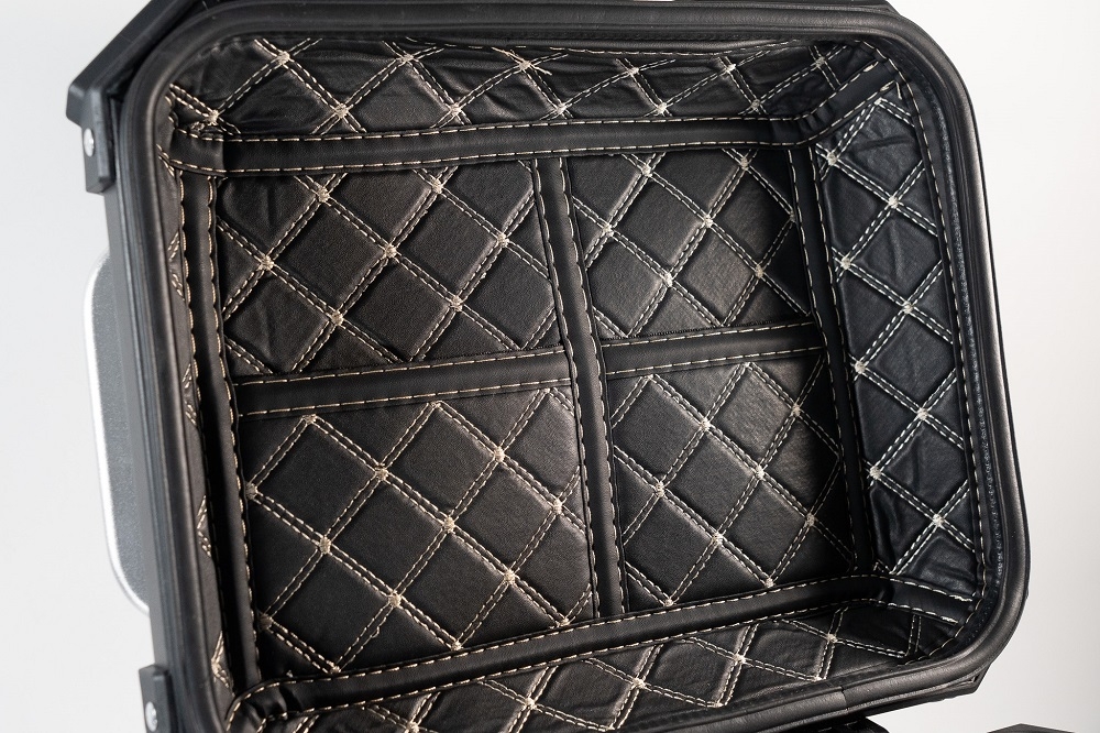 GPR TECH TOP CASE ALPI-TECH 35 LT. PRETO Top Case Alpi-Tech em alumínio,  encosto macio incluído, cor preta com placa universal incluída Capacidade Litros 35