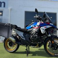 GPR TECH compatível com  BMW R 1300 GS Adventure 2023/2025 Par de malas laterais em alumínio cor preta com porta-bagagem específico Capacidade 38 LT. + 38 LT.