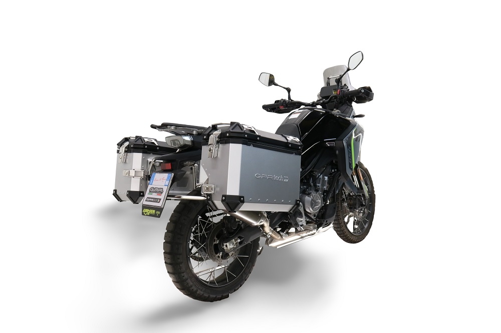 GPR TECH compatível com  Cf Moto 800 Mt Touring 2025/2026 e5 plus Par de malas laterais em alumínio com o lado direito contornado, cor prata com porta-bagagem específico Capacidade 38 LT. + 32 LT.