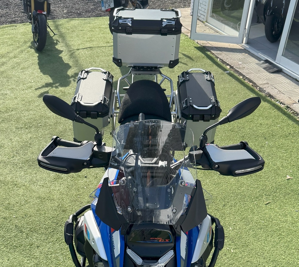 GPR TECH compatível com  BMW R 1300 GS Adventure 2023/2025 Kit tríptico fabricado em cor prata, com Top case 35 Lt + Side Cases 38 Lt + 38 Lt + suporte de rack geral cor prata Capacidade do baú superior 35 litros + capacidade dos baús laterais 38 litros +