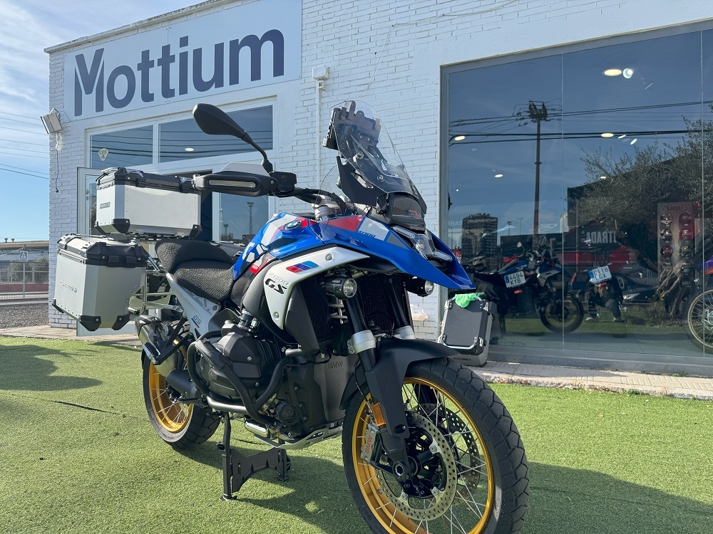GPR TECH compatível com  BMW R 1300 GS Adventure 2023/2025 Kit tríptico fabricado em cor prata, com Top case 45 Lt + Side Cases 38 Lt + 38 Lt + suporte de rack geral cor prata Capacidade do baú superior 45 litros + capacidade dos baús laterais 38 litros +