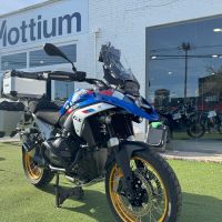 GPR TECH compatível com  BMW R 1300 GS Adventure 2023/2025 Kit tríptico fabricado em cor prata, com Top case 45 Lt + Side Cases 38 Lt + 38 Lt + suporte de rack geral cor prata Capacidade do baú superior 45 litros + capacidade dos baús laterais 38 litros +