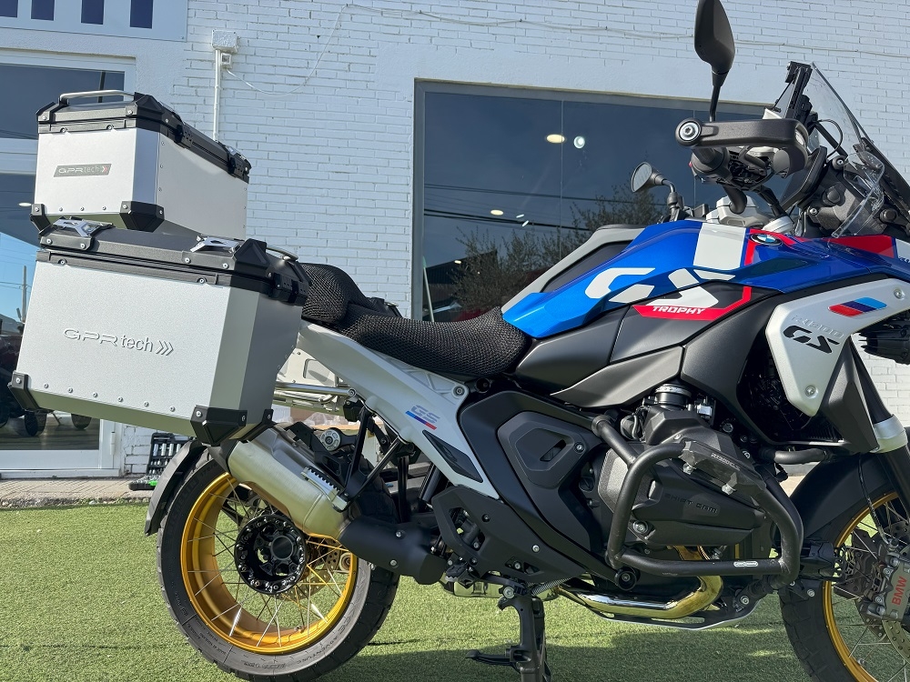 GPR TECH compatível com  BMW R 1300 GS Adventure 2023/2025 Kit tríptico fabricado em cor prata, com Top case 45 Lt + Side Cases 38 Lt + 38 Lt + suporte de rack geral cor prata Capacidade do baú superior 45 litros + capacidade dos baús laterais 38 litros +
