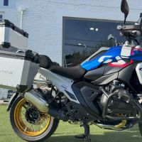 GPR TECH compatível com  BMW R 1300 GS Adventure 2023/2025 Kit tríptico fabricado em cor prata, com Top case 45 Lt + Side Cases 38 Lt + 38 Lt + suporte de rack geral cor prata Capacidade do baú superior 45 litros + capacidade dos baús laterais 38 litros +