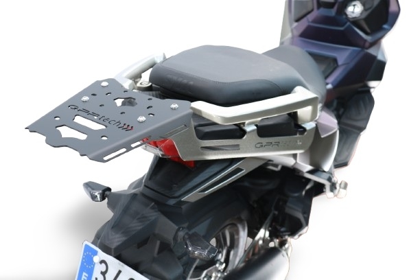 Porta-malas GPR TECH compatível com Sym ADX 125 2024/2026 e5 Plus Rack traseiro específico Top Case ALPITECH 35 - 45 - 55 LT Rack traseiro específico, aço inox com 4 pontos de ancoragem